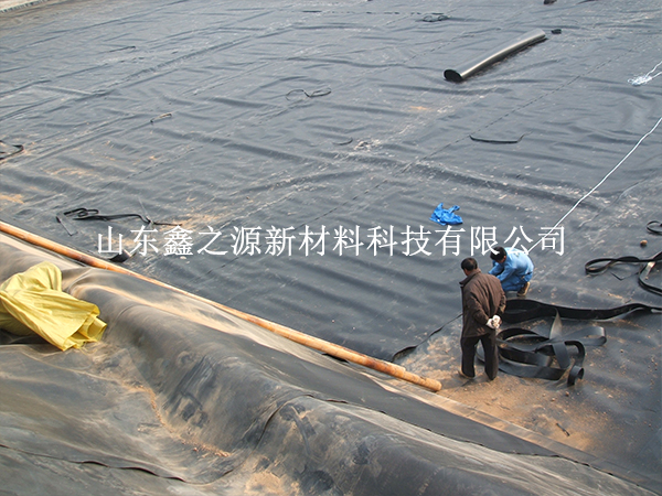 及時對破損的黑膜沼氣池進(jìn)行修補(bǔ)